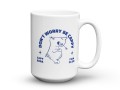 Biały kubek z nadrukiem Capy Bara Fan Club na biurku 450 ml