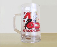 Elegancki i stylowy kufel szklany na osiemnaste urodziny dla kolegi
