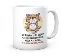 Kubek śmieszny do pracy. Kot piję kawę.