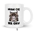 Biały ceramiczny kubek z nadrukiem kota i napisem Mam Cię na Oku