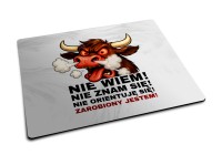 Podkładka pod mysz z poirytowanym bykiem i ironicznym napisem do biura