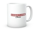 Ceramiczny kubek z napisem koordynator chaosu na biurku w firmie 330 ml