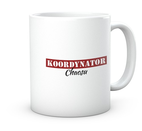 Ceramiczny kubek z napisem koordynator chaosu na biurku w firmie 330 ml