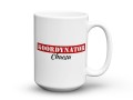 Ceramiczny kubek z napisem koordynator chaosu na biurku w firmie 450 ml