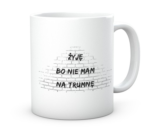 Biały kubek z czarnym napisem żyję bo nie mam na trumnę 330 ml