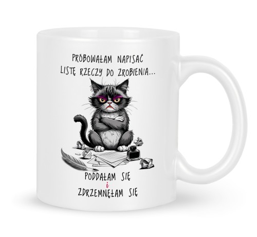 Biały kubek z kotką leżącą na liście zadań