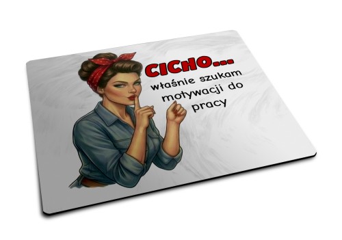 Podkładka komputerowa z kobietą retro pin-up i czerwonym napisem.