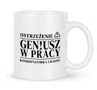 Śmieszny kubek z nadrukiem Geniusz w Pracy Koordynatorka Chaosu